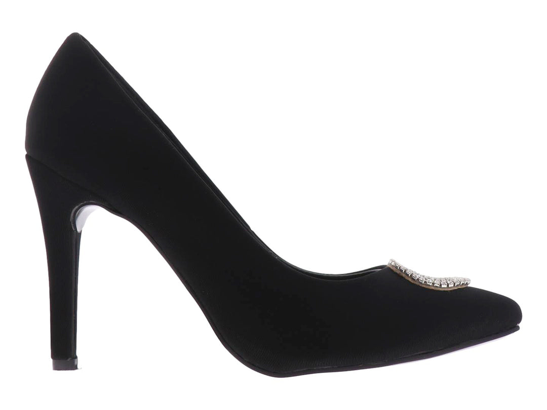 Zapato de tacón alto color negro con un adorno brillante en la punta.