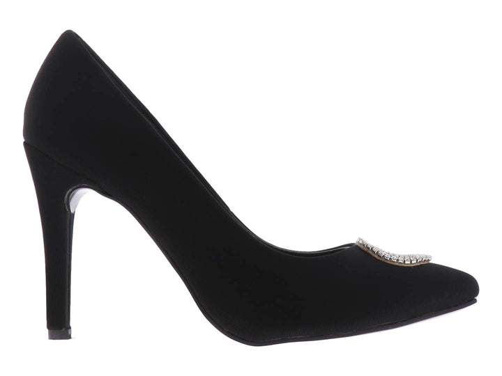 Zapato de tacón alto color negro con un adorno brillante en la punta.