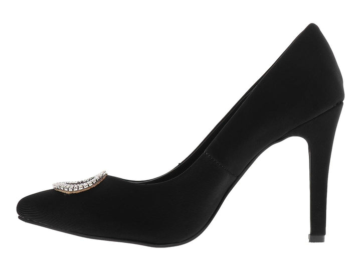 Zapato de tacón alto color negro con un adorno brillante en la punta.