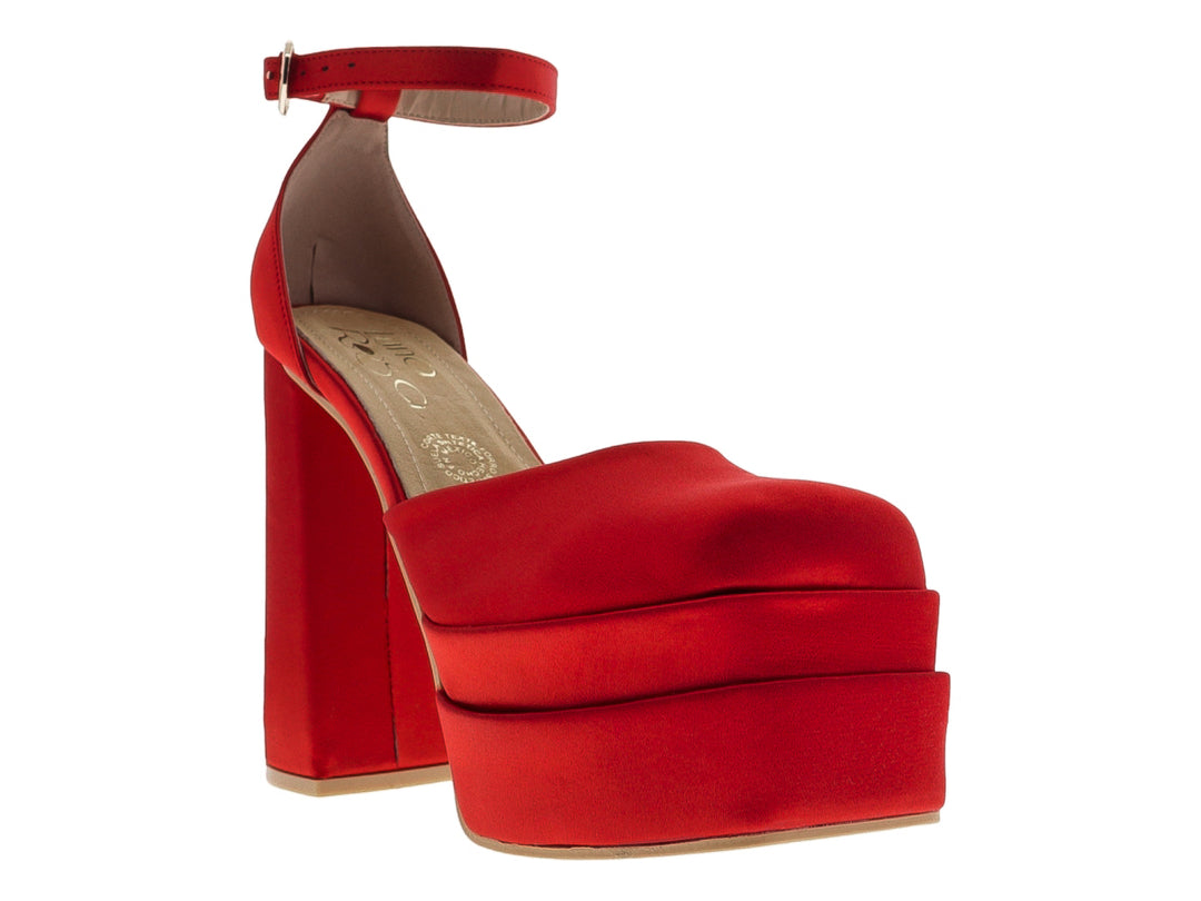 Zapato de tacón plataforma color rojo en material raso con correa al tobillo.