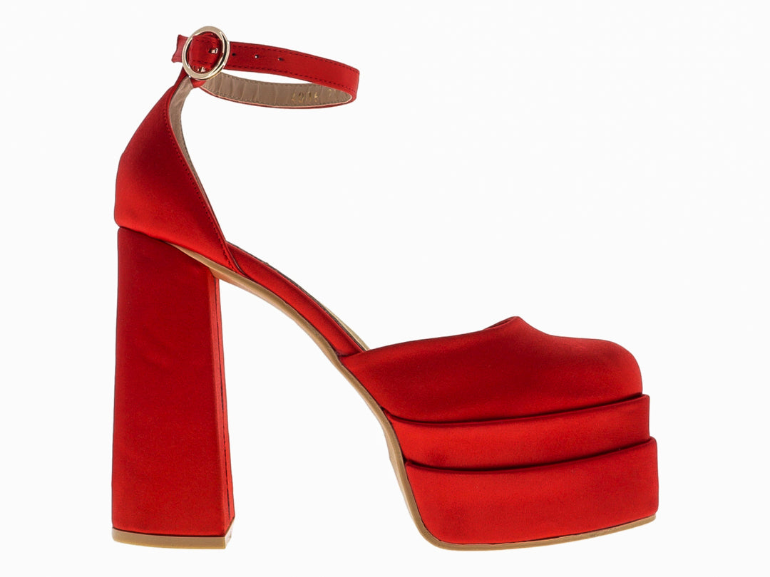 Zapato de tacón plataforma color rojo en material raso con correa al tobillo.