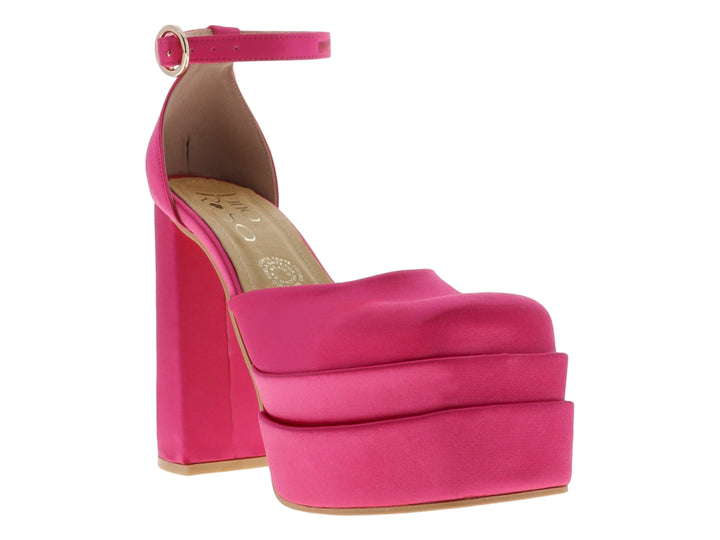 Zapato de tacón alto y plataforma en color fucsia brillante con correa ajustable al tobillo.
