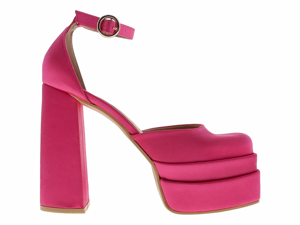 Zapato de tacón alto y plataforma en color fucsia brillante con correa ajustable al tobillo.
