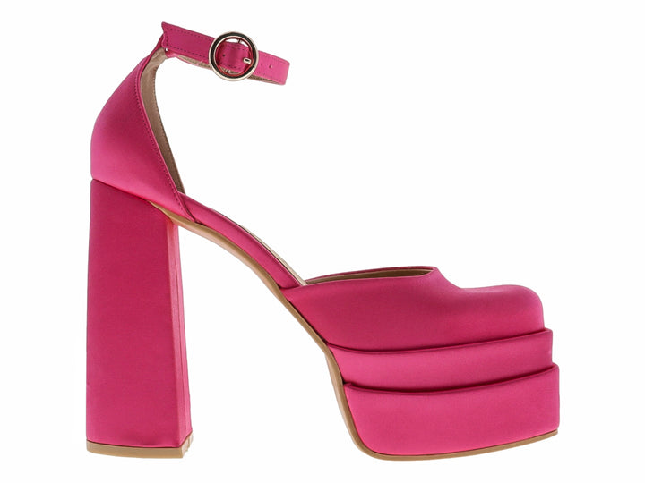 Zapato de tacón alto y plataforma en color fucsia brillante con correa ajustable al tobillo.