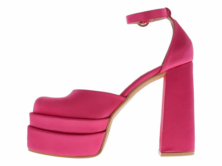 Zapato de tacón alto y plataforma en color fucsia brillante con correa ajustable al tobillo.