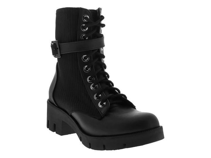 Botas negras de caña media con agujetas, hebilla lateral y suela gruesa dentada.