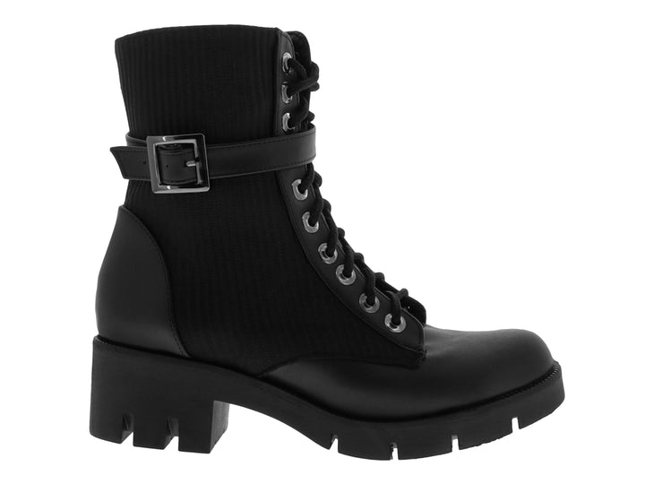 Botas negras de caña media con agujetas, hebilla lateral y suela gruesa dentada.