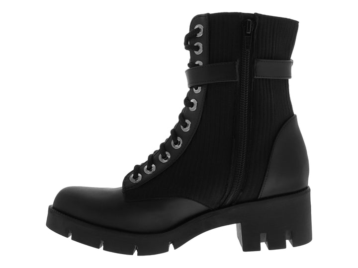 Botas negras de caña media con agujetas, hebilla lateral y suela gruesa dentada.