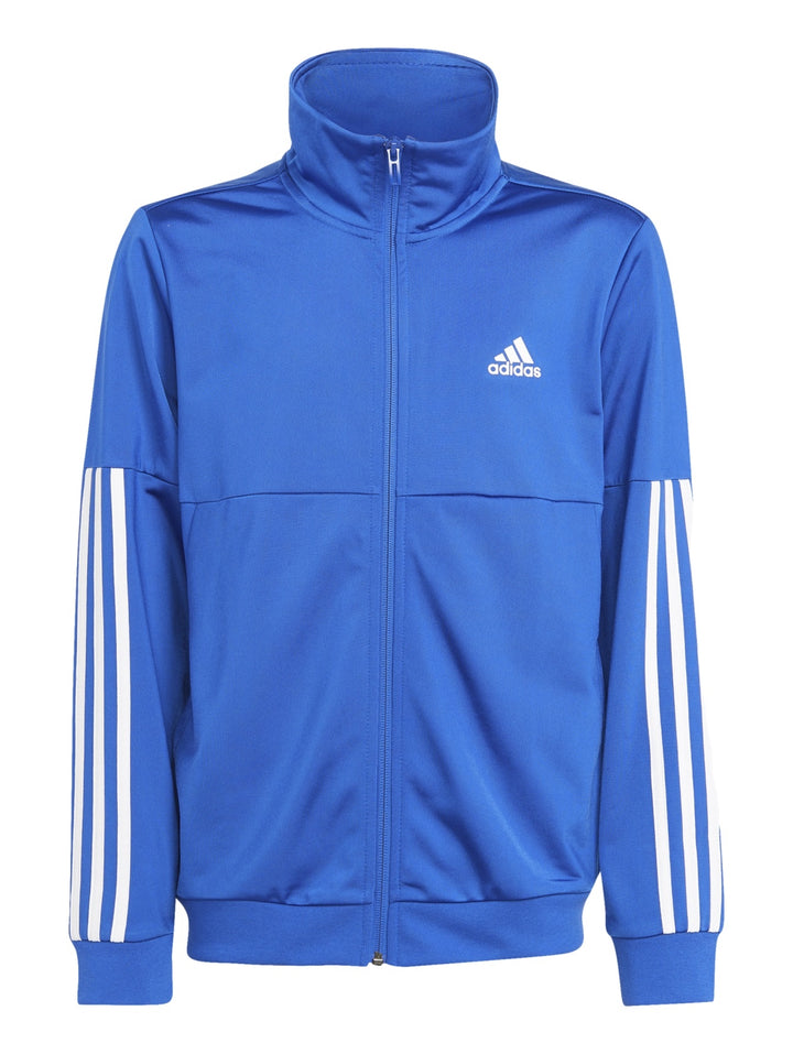 Conjunto deportivo Adidas compuesto por chaqueta azul con rayas blancas y pantalón negro con rayas laterales blancas.