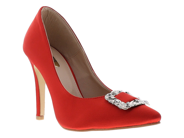 Zapato de tacón alto color rojo con hebilla plateada decorativa en la punta.