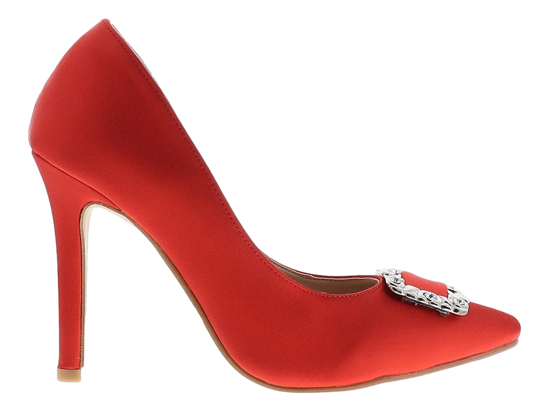 Zapato de tacón alto color rojo con hebilla plateada decorativa en la punta.