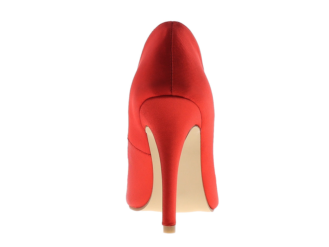 Zapato de tacón alto color rojo con hebilla plateada decorativa en la punta.