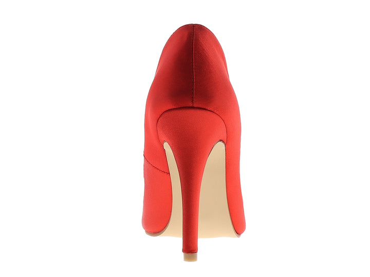 Zapato de tacón alto color rojo con hebilla plateada decorativa en la punta.