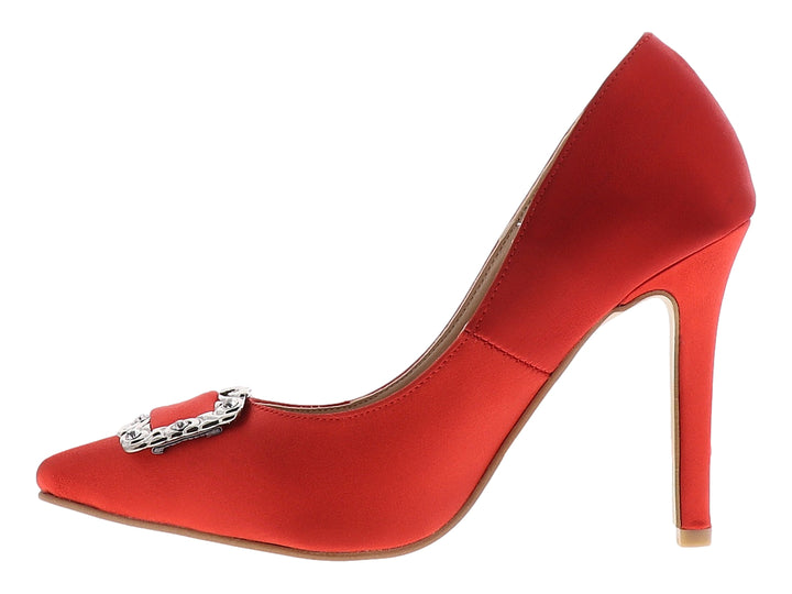 Zapato de tacón alto color rojo con hebilla plateada decorativa en la punta.