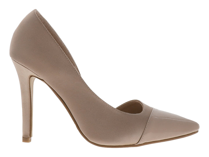 Zapato de tacón alto color beige con punta brillante y cuerpo mate.