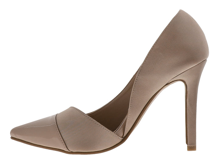 Zapato de tacón alto color beige con punta brillante y cuerpo mate.