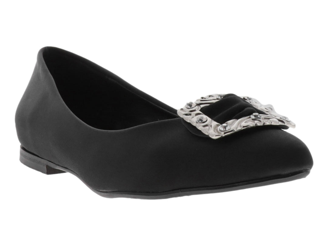 Zapato plano color negro para Mujer con hebilla decorativa plateada en la parte superior.