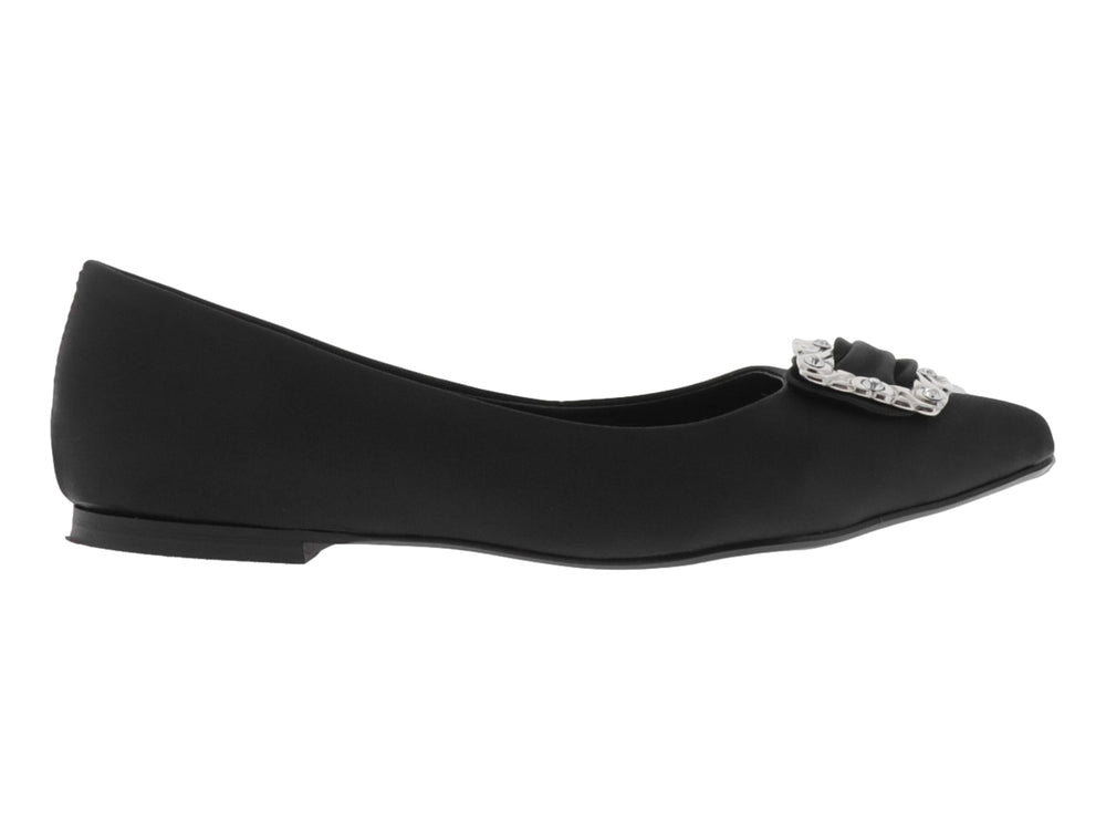 Zapato plano color negro para Mujer con hebilla decorativa plateada en la parte superior.