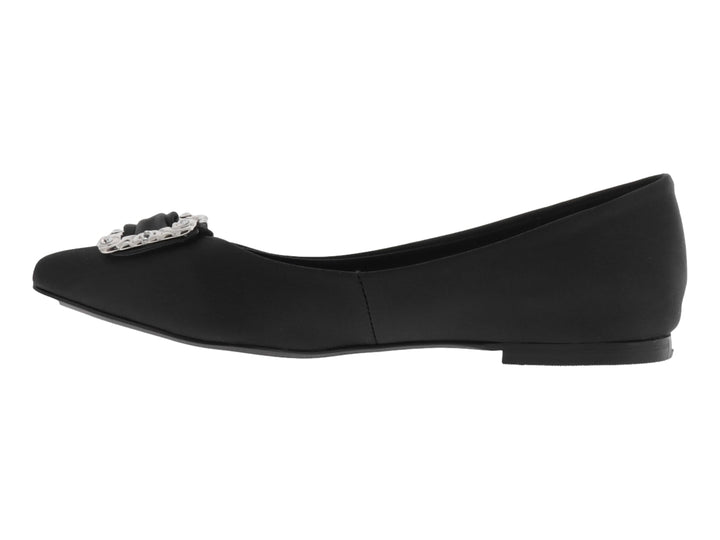 Zapato plano color negro para Mujer con hebilla decorativa plateada en la parte superior.