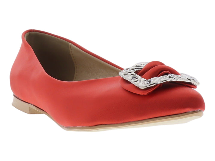 Zapato plano color rojo con un adorno plateado en la parte frontal.