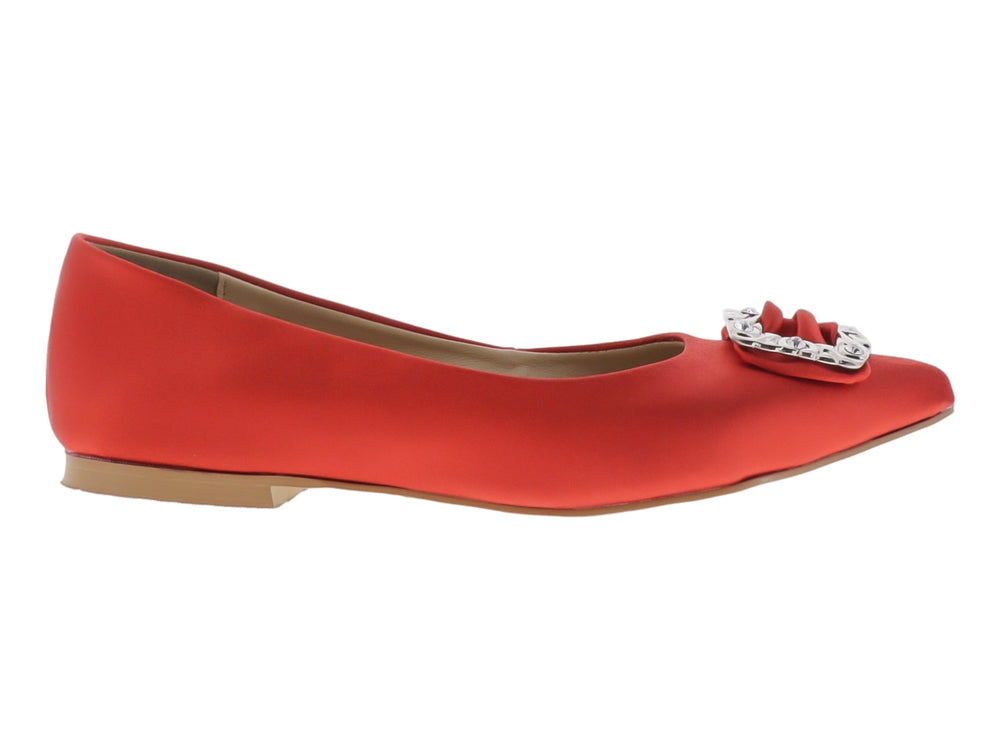 Zapato plano color rojo con un adorno plateado en la parte frontal.