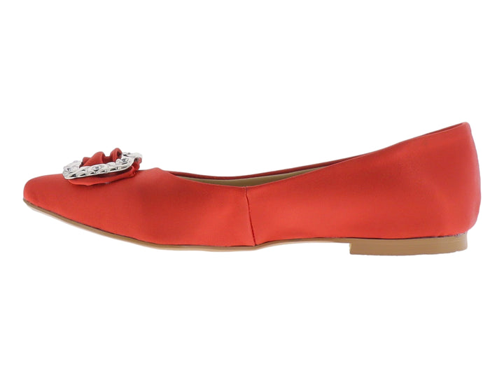 Zapato plano color rojo con un adorno plateado en la parte frontal.