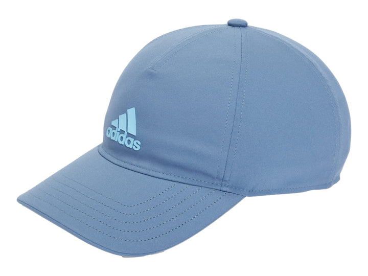 Gorra deportiva Adidas en color azul altered blue con logotipo frontal en tono celeste.