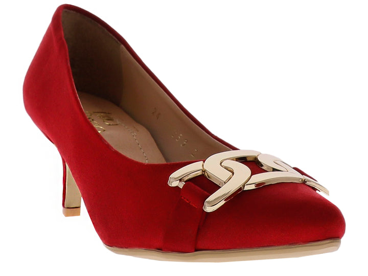 Zapato de tacón color rojo con un adorno de hebilla dorada en la parte frontal.
