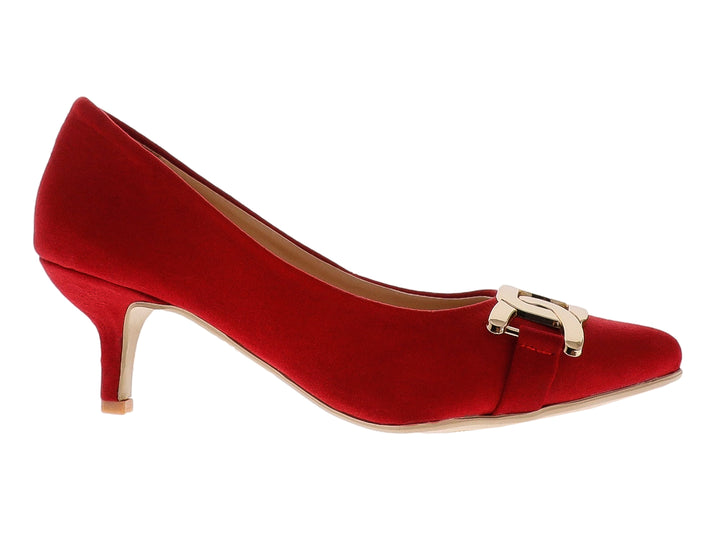 Zapato de tacón color rojo con un adorno de hebilla dorada en la parte frontal.