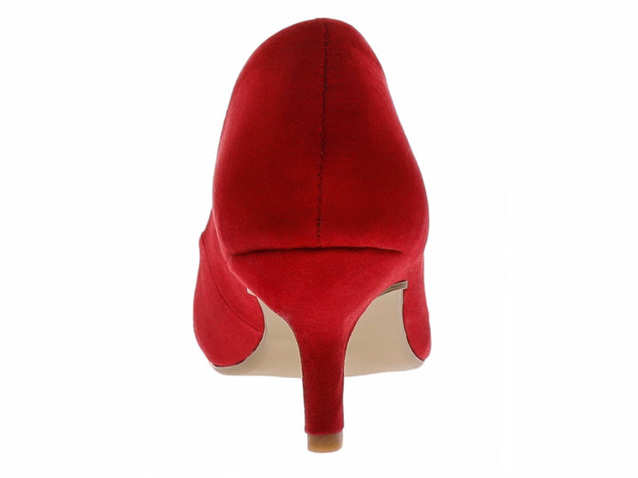 Zapato de tacón color rojo con un adorno de hebilla dorada en la parte frontal.