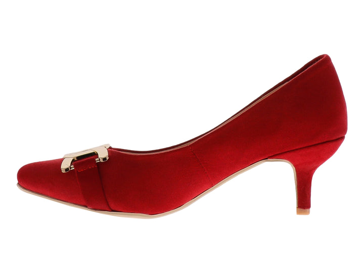 Zapato de tacón color rojo con un adorno de hebilla dorada en la parte frontal.
