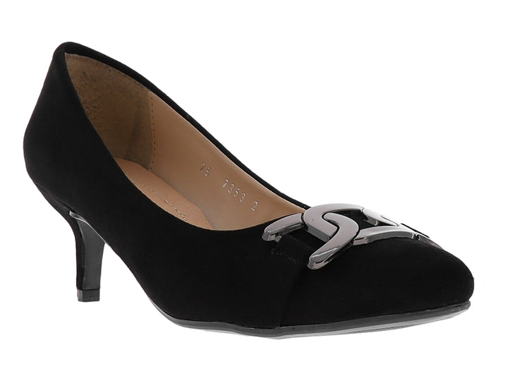 Zapato de tacón negro para mujer con adorno metálico plateado en la parte frontal.