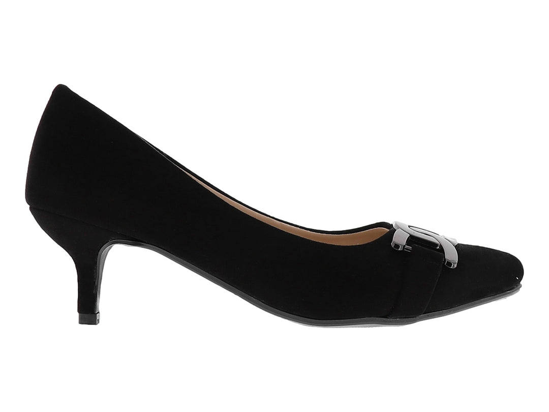 Zapato de tacón negro para mujer con adorno metálico plateado en la parte frontal.