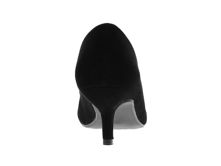 Zapato de tacón negro para mujer con adorno metálico plateado en la parte frontal.