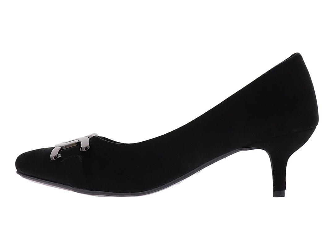Zapato de tacón negro para mujer con adorno metálico plateado en la parte frontal.
