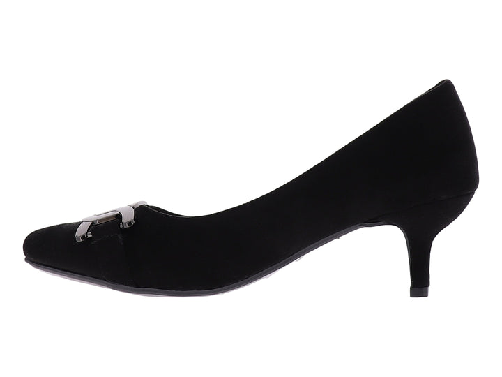 Zapato de tacón negro para mujer con adorno metálico plateado en la parte frontal.