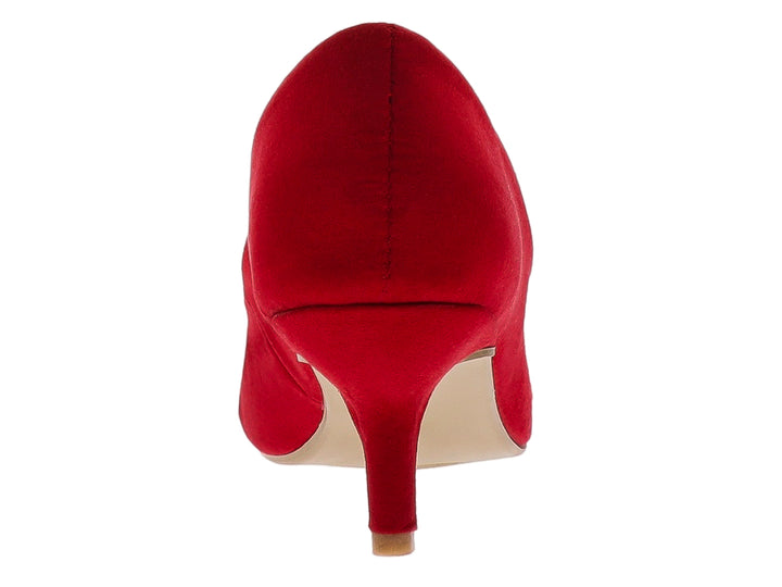 Zapato de tacón color rojo con acabado satinado y punta redonda para mujer.
