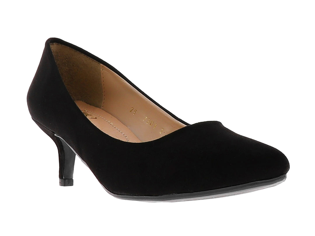 Zapato de tacón medio color negro con acabado mate y punta redondeada para mujer.