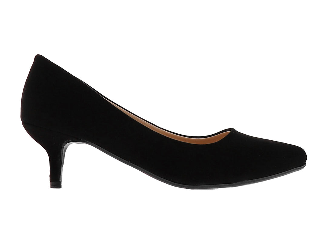 Zapato de tacón medio color negro con acabado mate y punta redondeada para mujer.