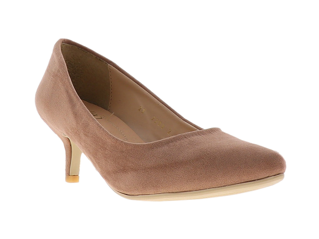 Zapato de tacón cerrado para mujer en color durazno con acabado mate y punta redondeada.
