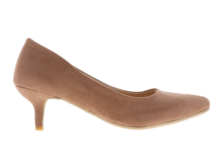 Zapato de tacón cerrado para mujer en color durazno con acabado mate y punta redondeada.