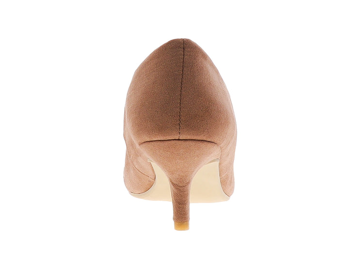 Zapato de tacón cerrado para mujer en color durazno con acabado mate y punta redondeada.