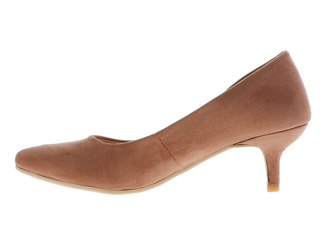 Zapato de tacón cerrado para mujer en color durazno con acabado mate y punta redondeada.