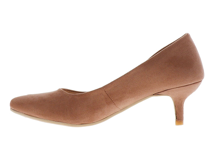 Zapato de tacón cerrado para mujer en color durazno con acabado mate y punta redondeada.
