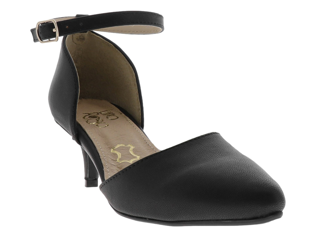 Zapato de tacón color negro con correa al tobillo y punta cerrada.