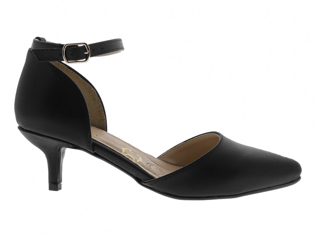 Zapato de tacón color negro con correa al tobillo y punta cerrada.
