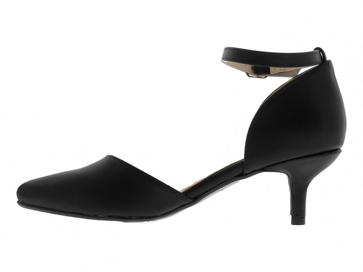 Zapato de tacón color negro con correa al tobillo y punta cerrada.