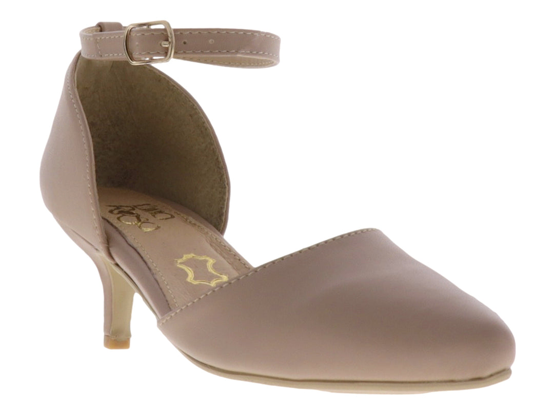 Zapato de tacón color maquillaje con correa al tobillo y hebilla dorada.