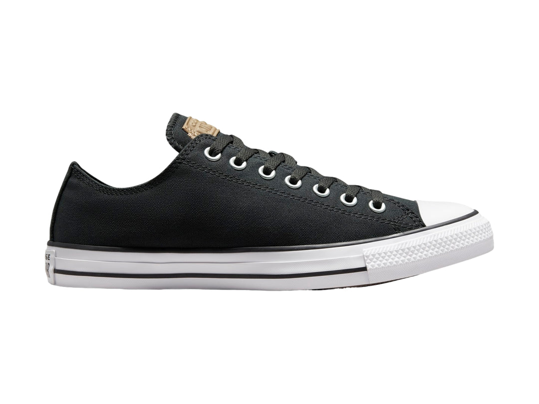 Tenis Converse Chuck Taylor All Star de color negro con suela y punta blanca.