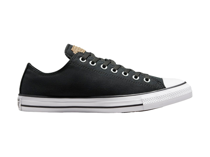Tenis Converse Chuck Taylor All Star de color negro con suela y punta blanca.
